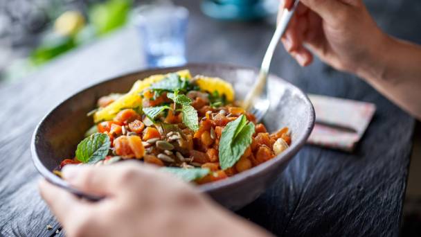 Refeição nutritiva dentro de bowl com frutas, sementes e hortelã