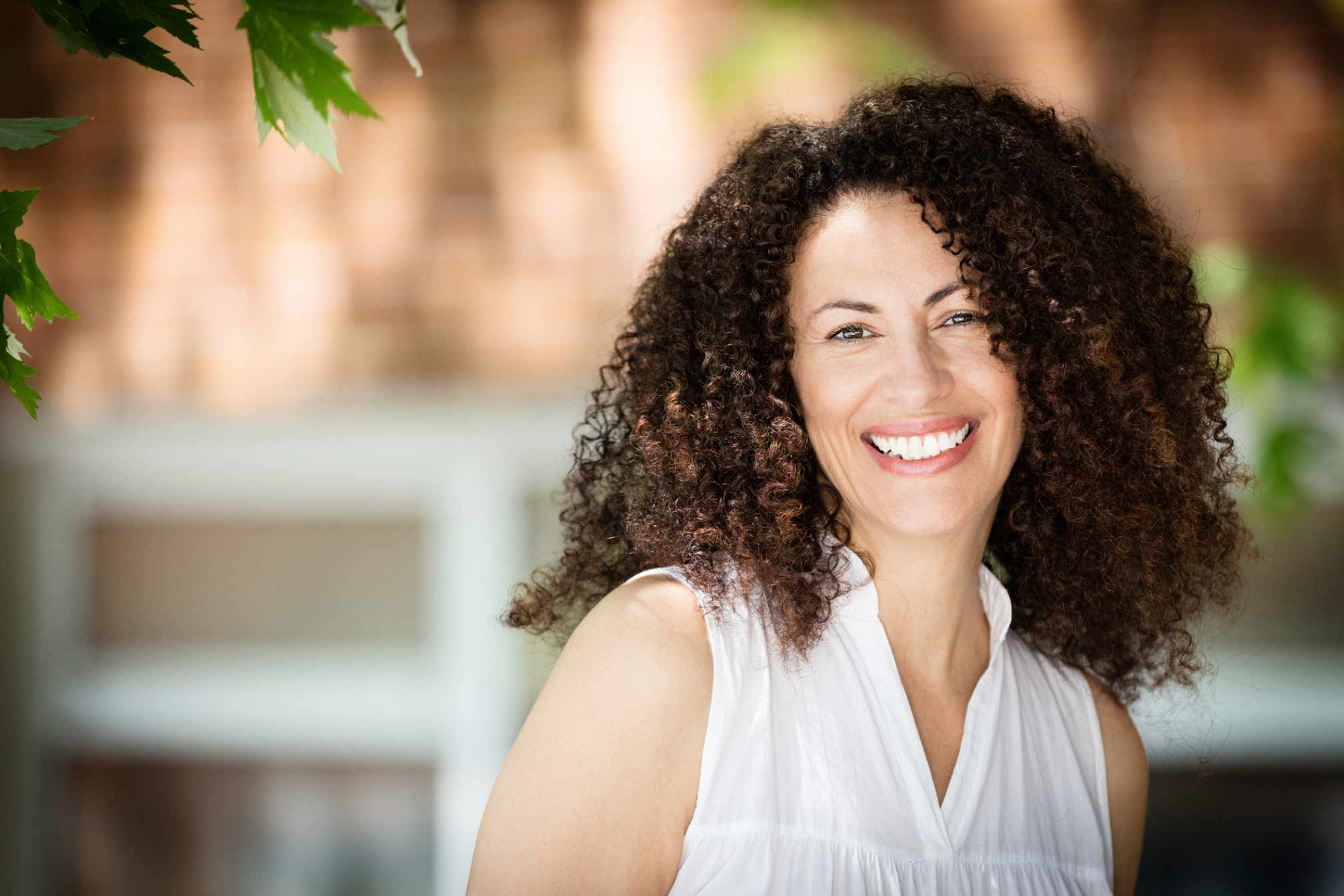 Mulher madura sorridente apresentando bem-estar e confiança